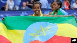 Лід на бруківці вздовж озера Ері. На задньому плані - місто Клівдленд. 3 січня 2018 року.