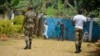 Des soldats patrouillent à Bafut dans la région anglophone du Nord-Ouest du Cameroun le 15 novembre 2017.