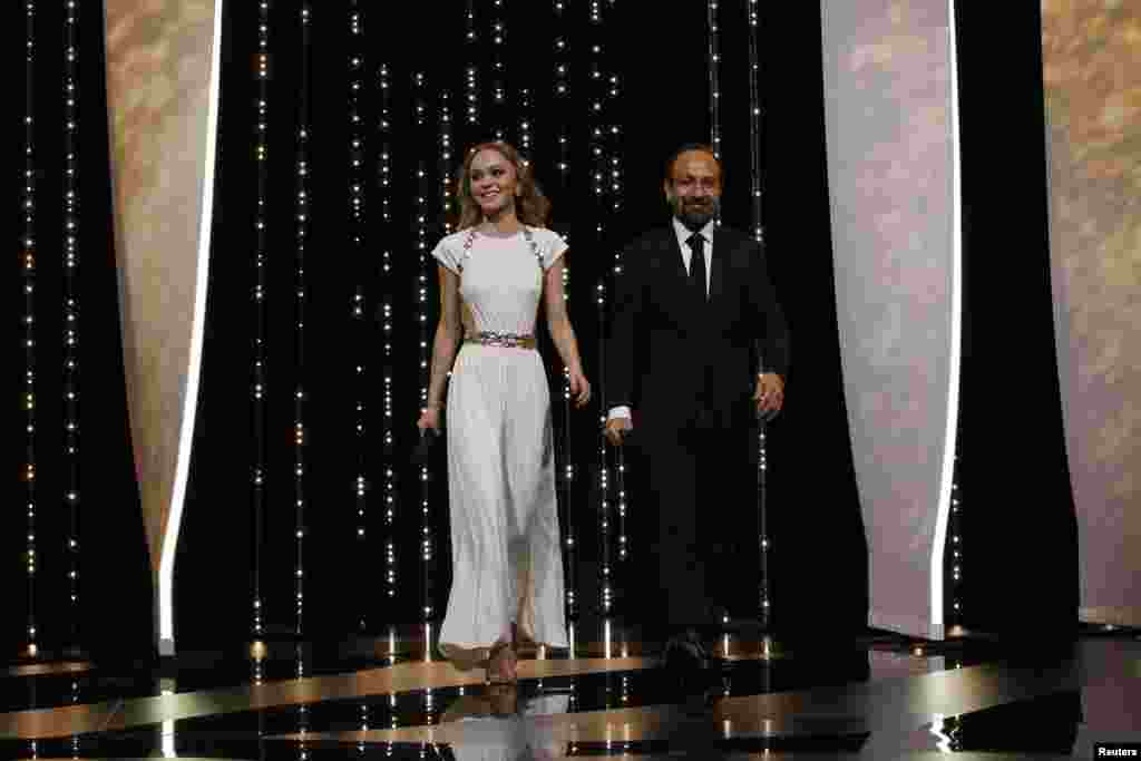 今年戛纳电影节的开幕片《伊斯梅尔的幽灵》 (Ismael&#39;s Ghosts) 放映典礼上，导演 Asghar Farhadi 和演员 Lily-Rose Depp 走上舞台（2015年5月17日）