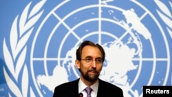 ប្រធានាធិបតី​ថ្មី​របស់​ប្រទេស​មីយ៉ាន់ម៉ា​ លោក ធិន ច (Htin Kyaw) (ឆ្វេង) ទទួល​​ត្រា​ប្រធានាធិបតី​ពី​ប្រធានាធិបតី​ចាស់​គឺ​លោក ថេន សេន (Thein Sein) ក្នុង​អំឡុង​ពិធី​​ផ្ទេរ​តំណែង​នៅរដ្ឋធានី​ណៃពិដោ កាល​ពី​ថ្ងៃ​ទី​៣០ ខែ​មីនា ឆ្នាំ​២០១៦។