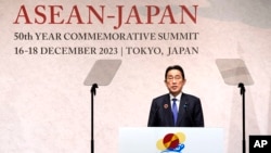 2023年12月17日，日本首相岸田文雄在东盟-日本纪念峰会结束后的联合主席新闻发布会上发表讲话。(美联社）