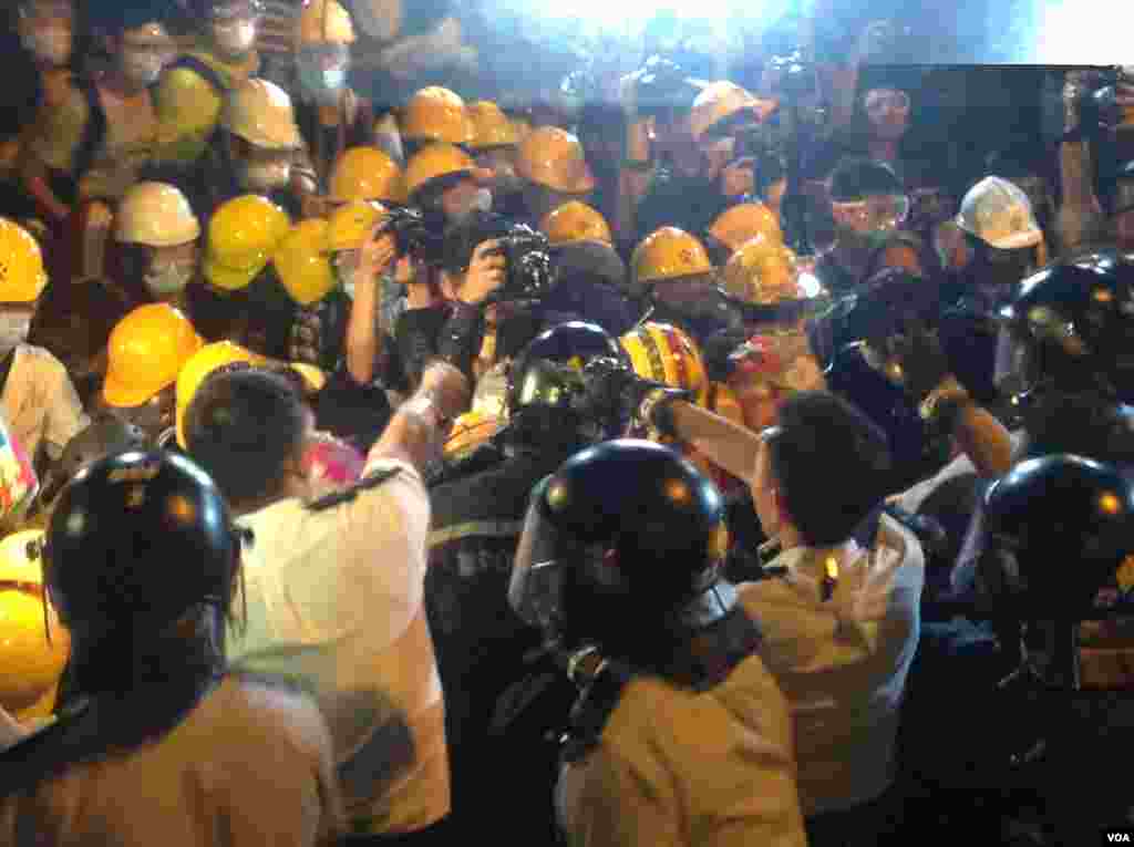 数千香港学生市民在金钟聚会与警方对峙 (美国之音海彦 拍摄) 